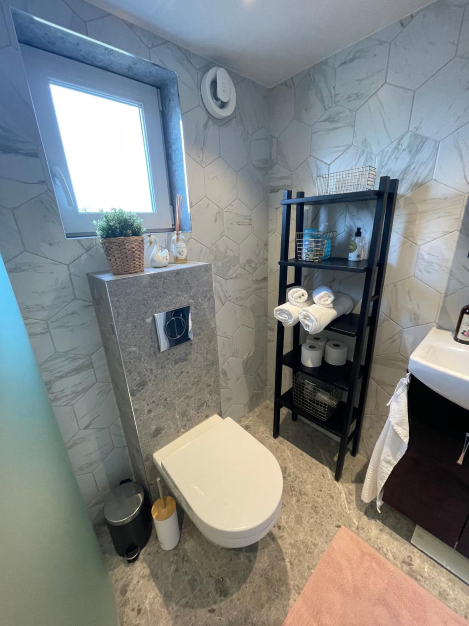 Villa Ett Nytt Fraesch Hus Utanfoer Stockholm Naera Arlanda Rosersberg Esterno foto