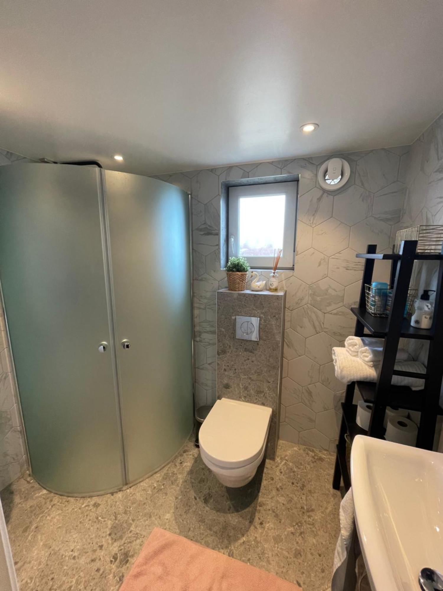 Villa Ett Nytt Fraesch Hus Utanfoer Stockholm Naera Arlanda Rosersberg Esterno foto