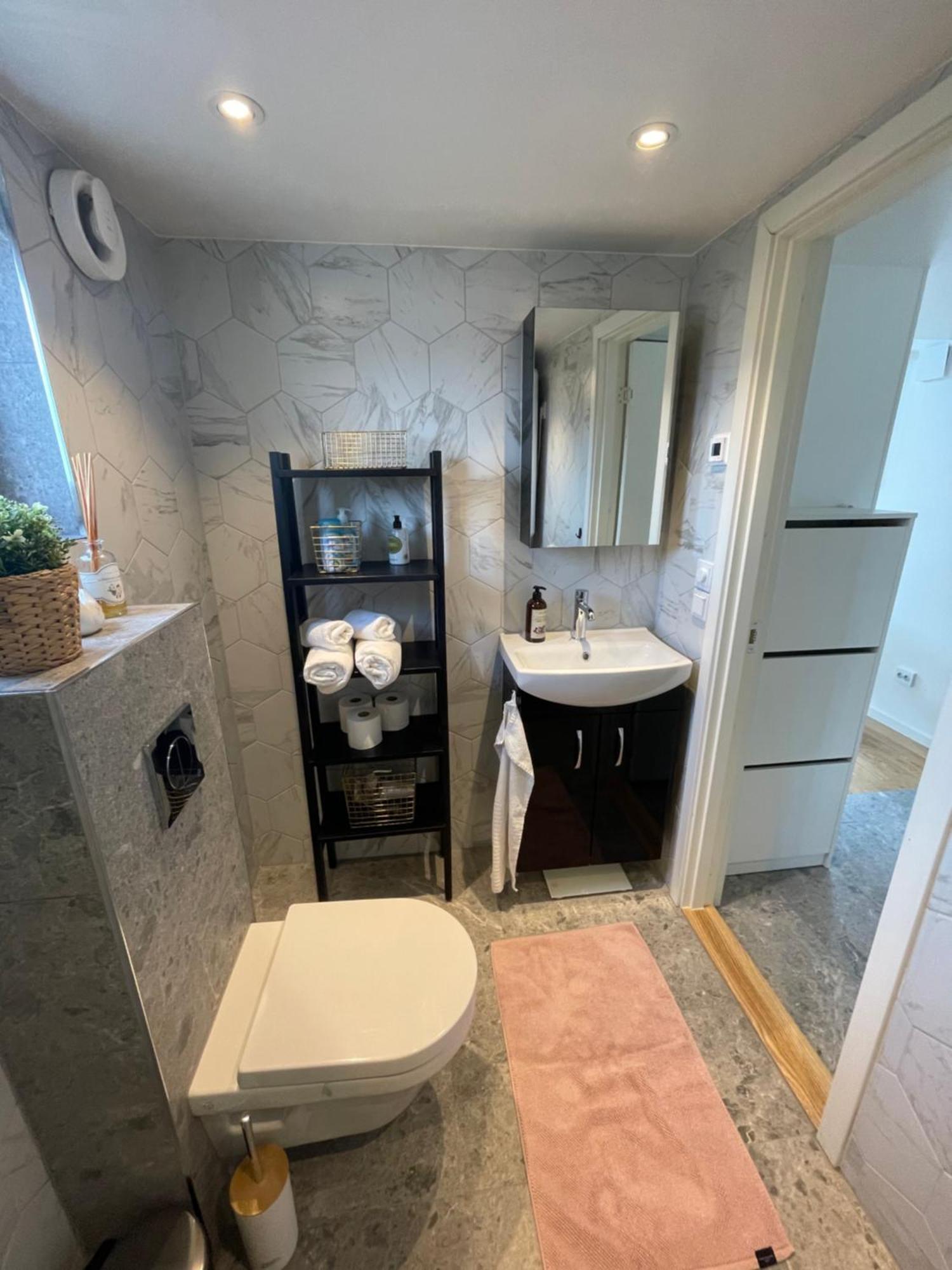 Villa Ett Nytt Fraesch Hus Utanfoer Stockholm Naera Arlanda Rosersberg Esterno foto